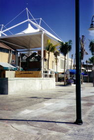 ホテルゾーンのショッピングセンター。